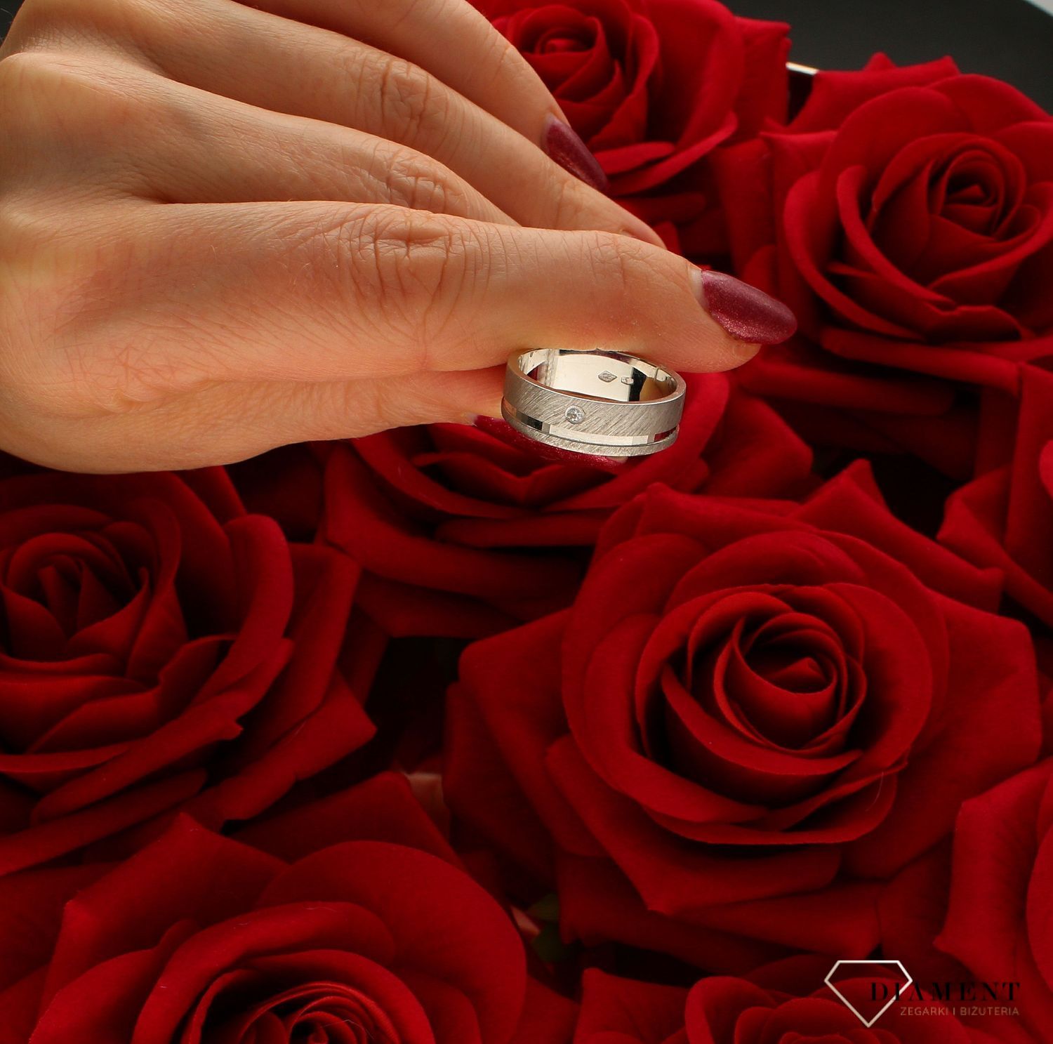 Złota obrączka płaska satynowa z cyrkonią 6mm – Elegancja, blask i styl  Rozmiar 16.jpg